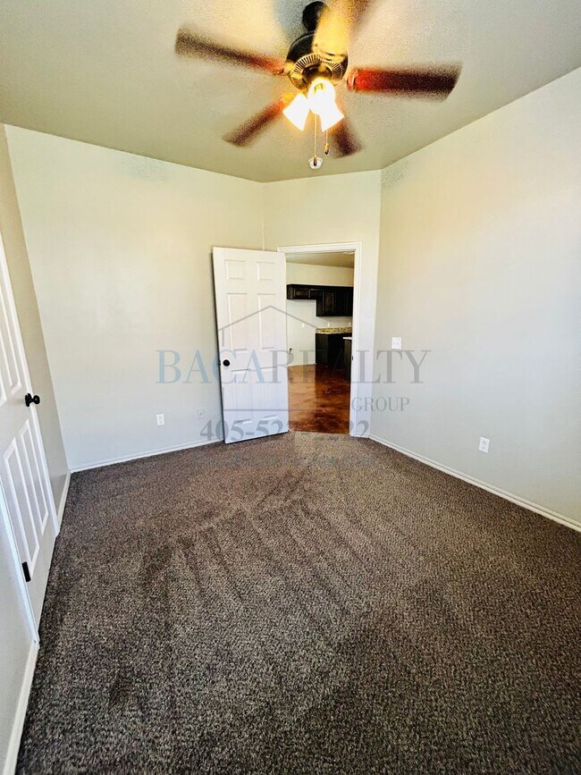 Building Photo - Move in Special!!! 3br 2ba duplex with 2 c...