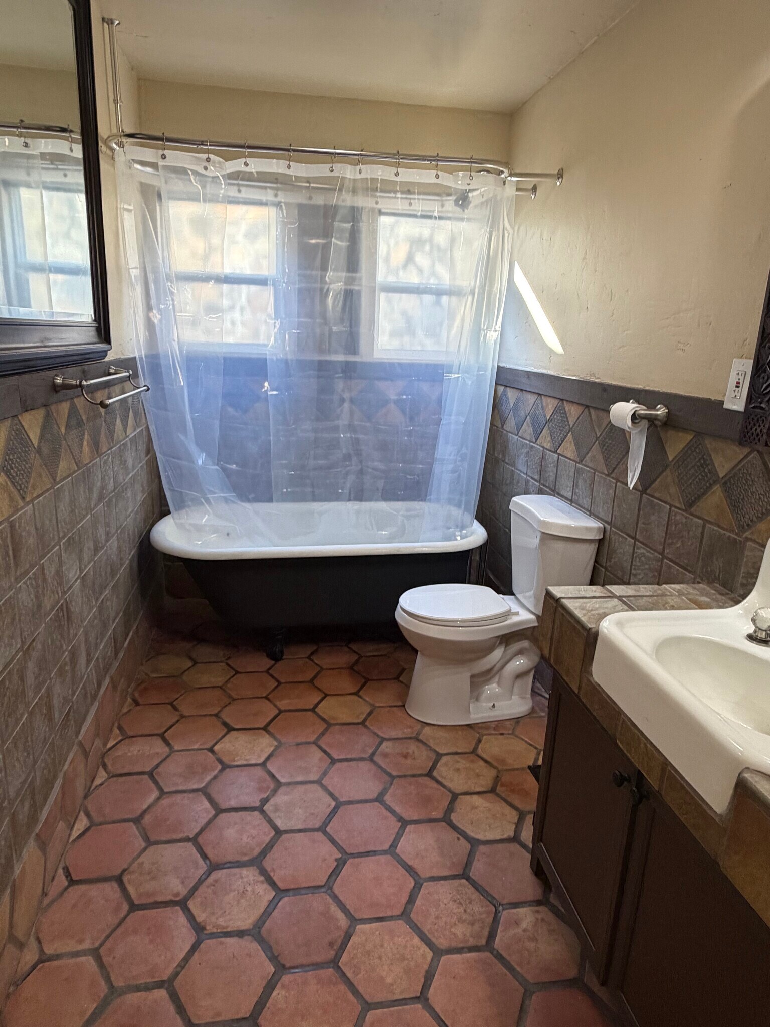 Building Photo - 703 Country Club Dr