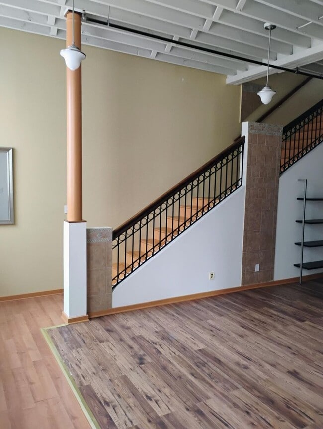 Building Photo - 1 BEDROOM 1.5 BATH IN DOWNTOWN CHAMPAIGN