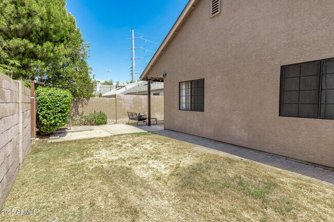 Building Photo - 1518 E Rockwood Dr