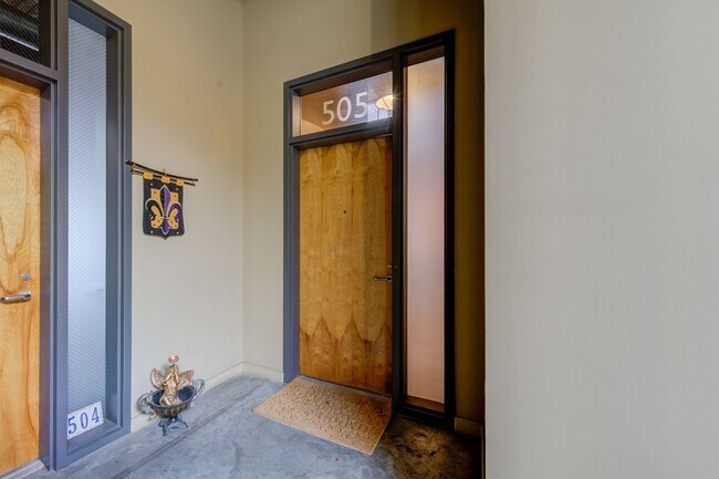 Building Photo - Huge Luxury 2 Story Condo with Private Rooftop Deck!