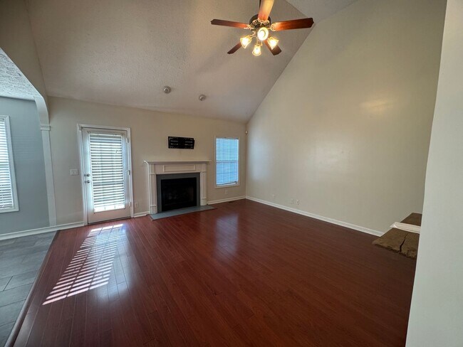 Building Photo - Single Family Home in Clarksville!