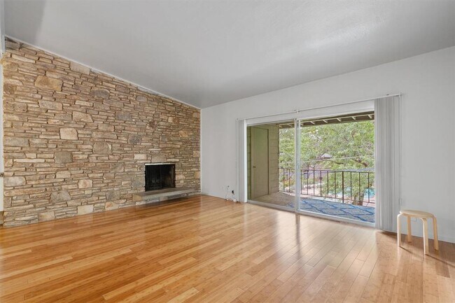 Building Photo - 1304 Mariposa Dr