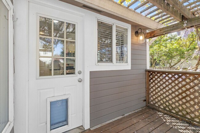 Building Photo - Charming & Spacious Single Family Home