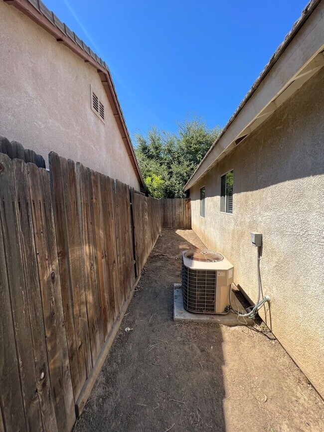 Building Photo - 2902 Tar Springs Ave