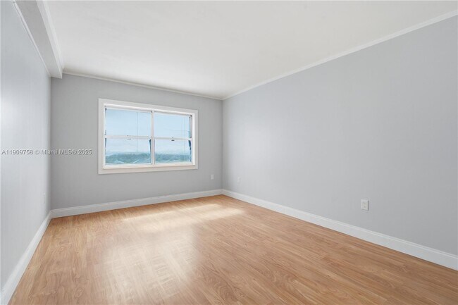 Building Photo - 400 Kings Point Dr