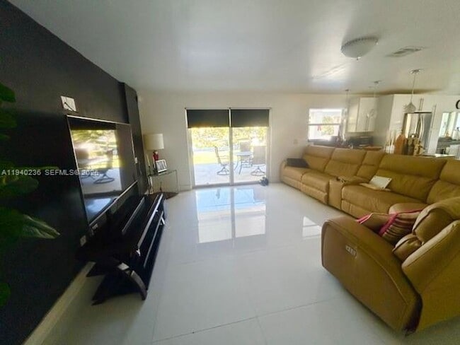 Building Photo - 9825 Palmetto Club Dr