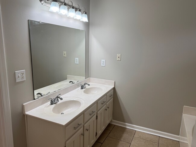 Building Photo - 769 Burton Ln