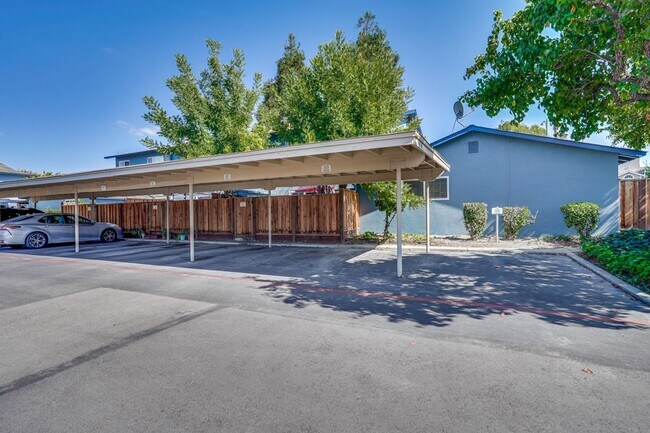 Building Photo - Remodeled 2 Bed 1 Bath Condo!