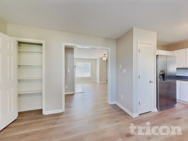 Building Photo - 1004 Spruce Dr