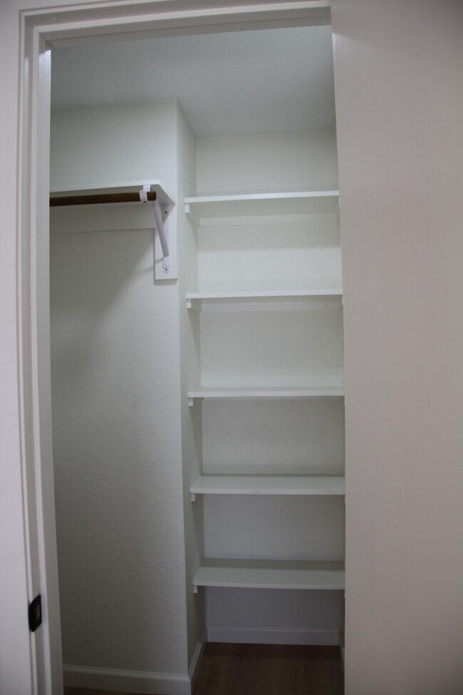 Building Photo - 608 Oak Dr