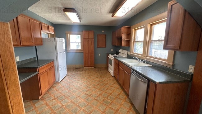 Building Photo - $1595 - 5 bed 2 bath - Single Family Home ...