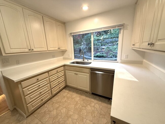 Building Photo - THREE BEDROOM /TWO BATH HOME, JUST A FEW BLOCKS FROM DOWNTOWN LARKSPUR