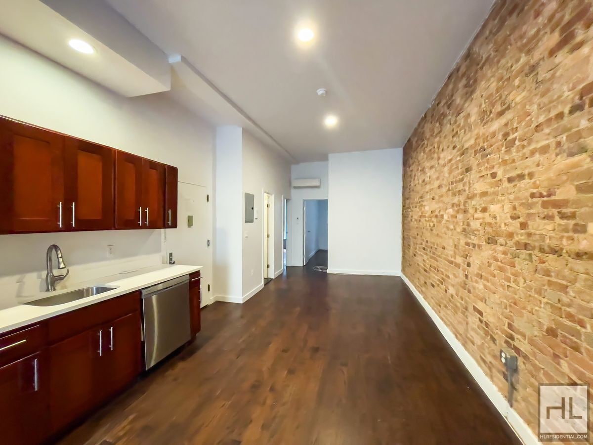 Building Photo - TOMPKINS AVENUE / Spacious 4-Bed 1-Bath