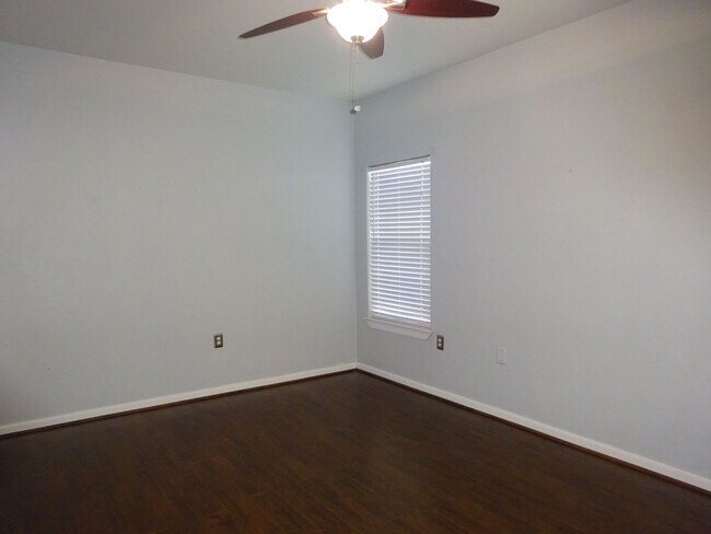 Building Photo - For Lease 1st Floor Unit | 2 Bed, 1 Bath | 860 Sq Ft | Southland Terrace Community |