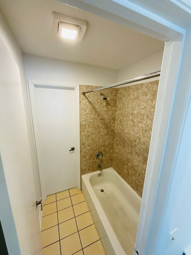 Building Photo - 2/1.5 Side A of Duplex in Fort Pierce