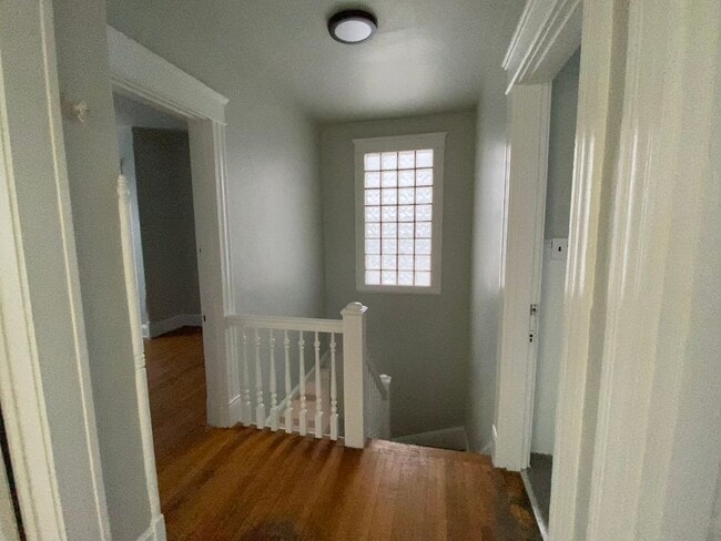 Building Photo - CENTRALLY LOCATED 6 BEDROOM 2 BATH OVER 2200 SQ FT!