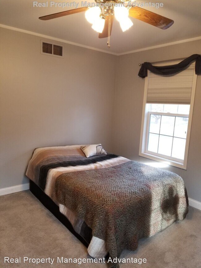 Building Photo - 3 br, 1 bath House - 21845 Novi Rd.