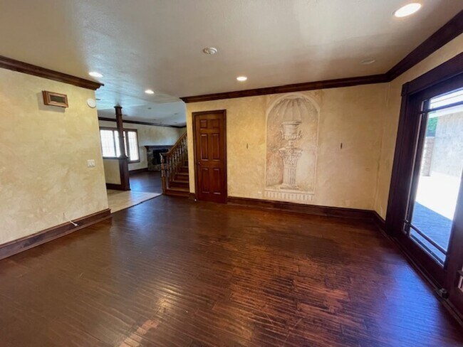Building Photo - Spacious 4 Bedroom Oxnard Home with Custom...