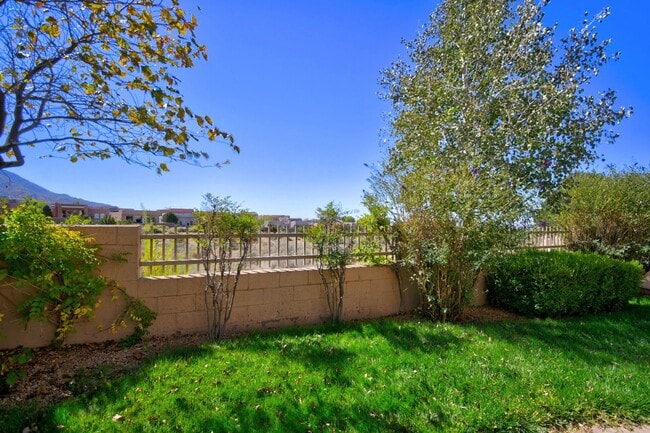 Building Photo - High Desert Custom Beauty 3 Bedroom 2 bath...