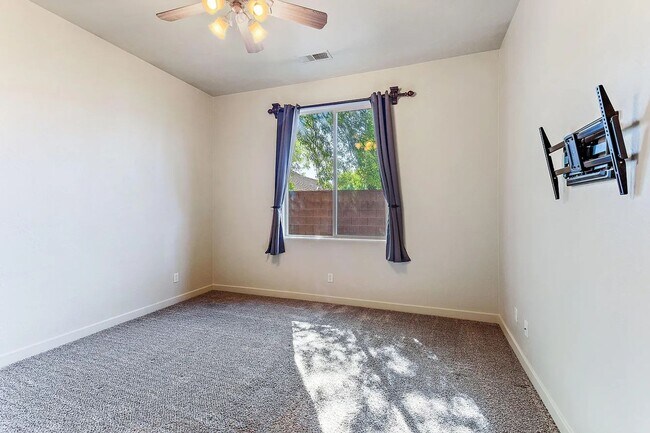 Building Photo - 3 bed 2 bath home!