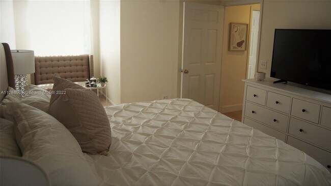 Building Photo - 3155 NE 184th St