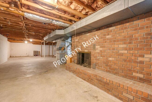 Building Photo - 303 Windmere Dr