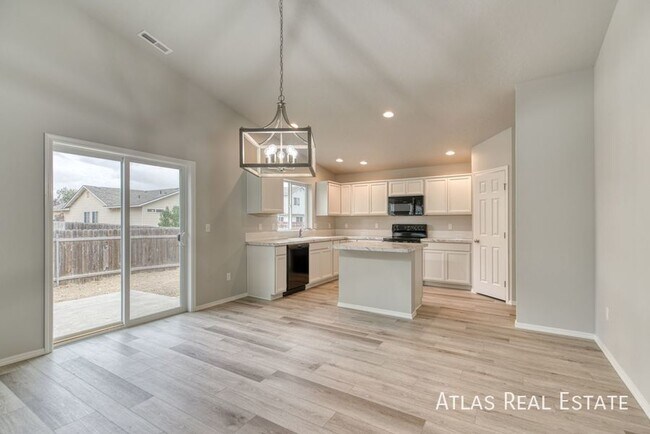 Building Photo - 4 WEEKS FREE RENT IF MOVED IN BY 4/30! Ope...