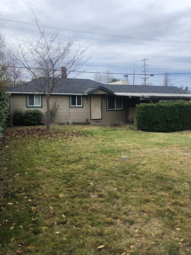 Building Photo - 547-R547 Mary St