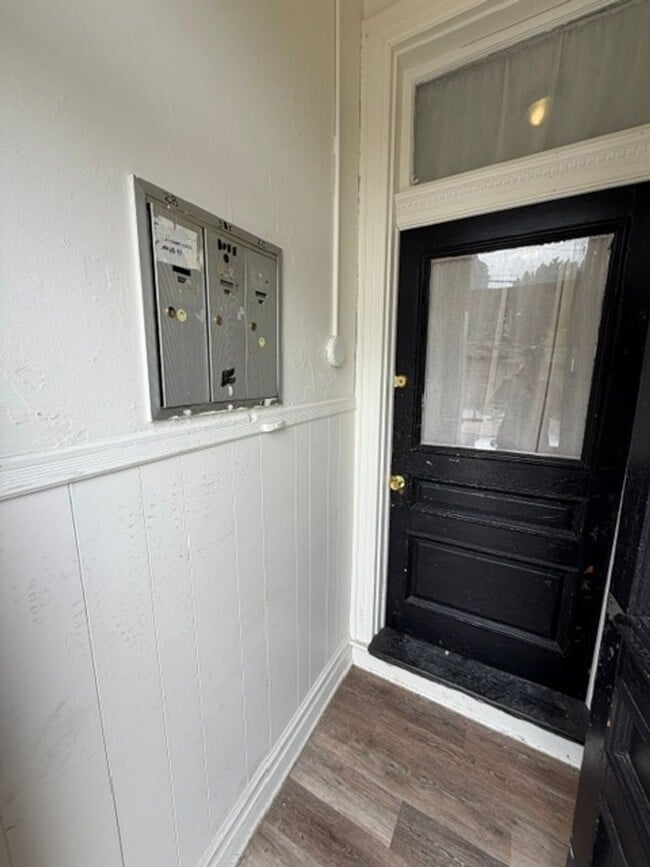Building Photo - Efficiency Apartment for Rent – Convenient Location
