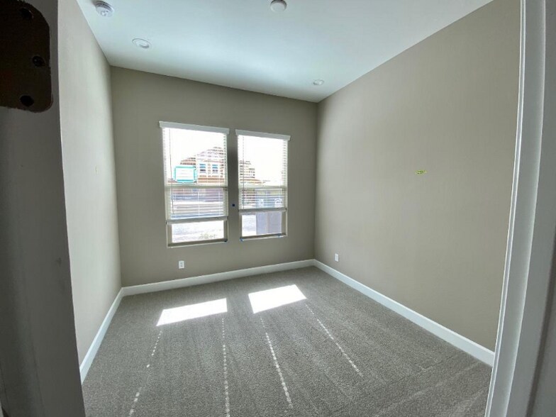 Building Photo - 612 W Derringer Way