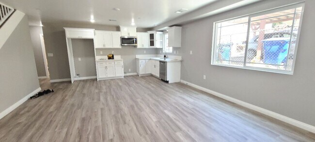 Building Photo - ROW (916)