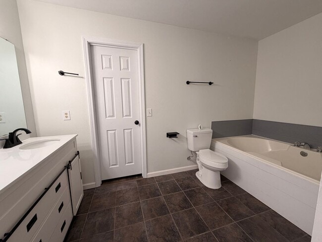 Building Photo - Welcome to this conveniently located home in Russellville, AR, a place where comfort meets style.