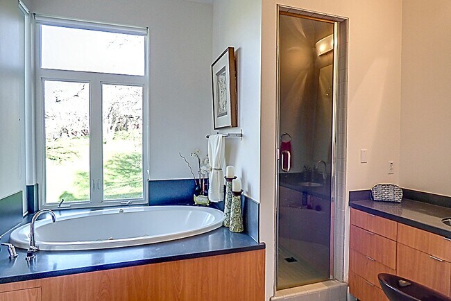 Building Photo - 108 Lost Oak Ct