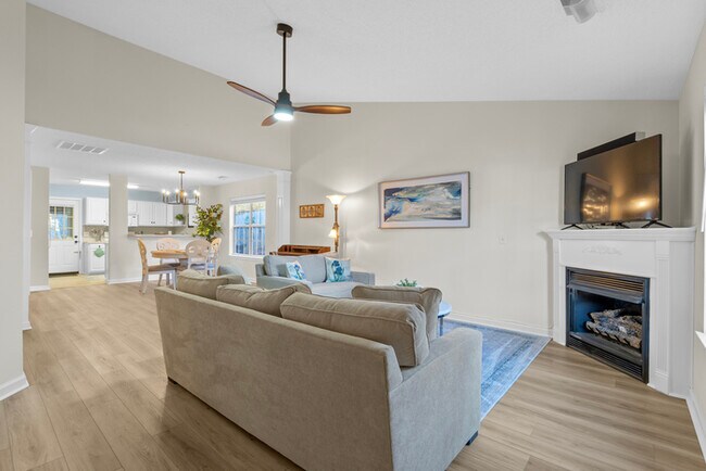 Building Photo - Furnished Rental Modern and clean