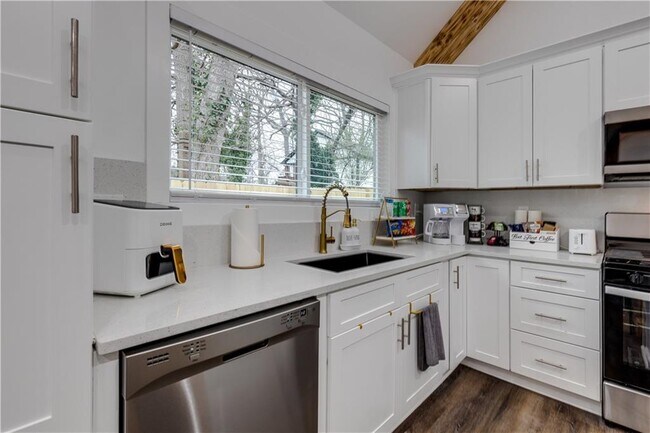 Building Photo - 551 Woodrow Ave