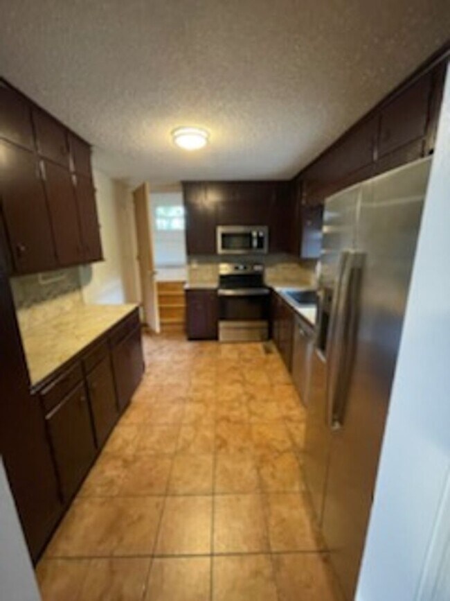 Building Photo - Large 4 Bedroom 2 Bathroom House for Rent