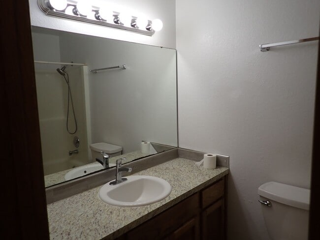 Building Photo - Puyallup Duplex