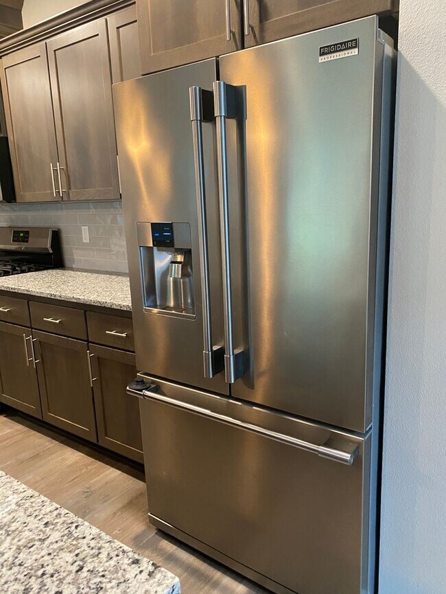 Building Photo - AVAILABLE NOW!!! 4BD/3BA - Pet friendly + Fenced Yard & Washer/Dryer Included - Great South Locat...