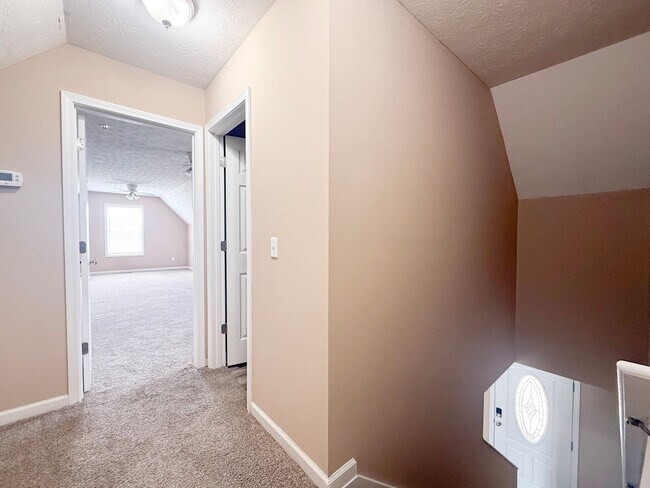 Building Photo - Pet-Friendly 3-Bedroom Home with Garage, Screened-In Porch & Spacious Bedrooms