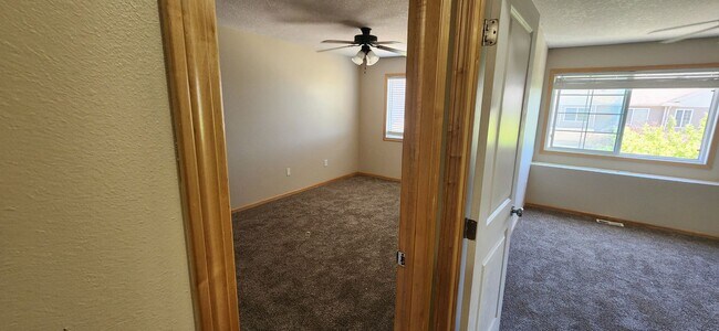 Building Photo - Rare 3 bedroom, 2.5 bathroom rental home w...
