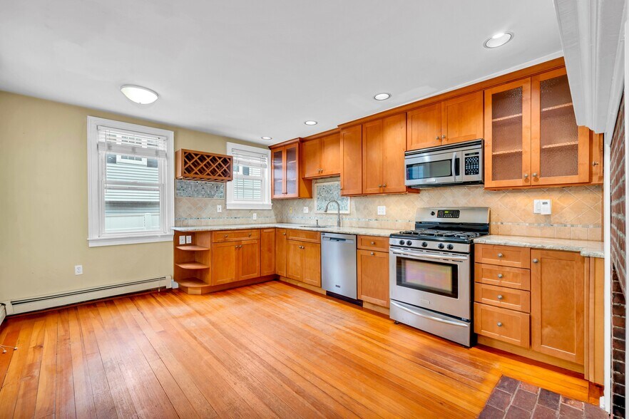 Building Photo - 4 Warren St