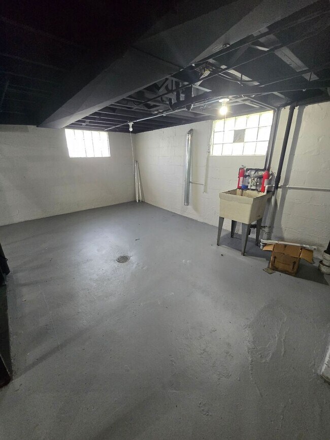 Building Photo - Updated 2 Bedroom Ranch
