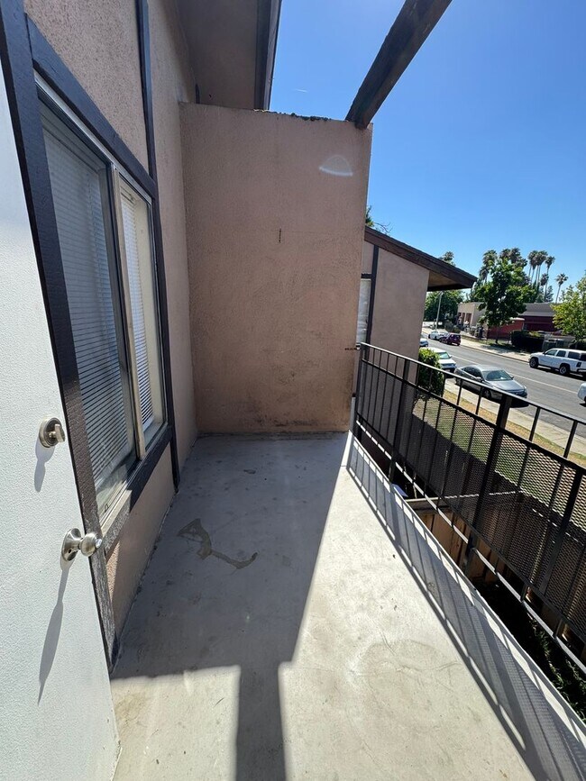 Building Photo - Upstairs unit with Balcony!! Move in Ready!