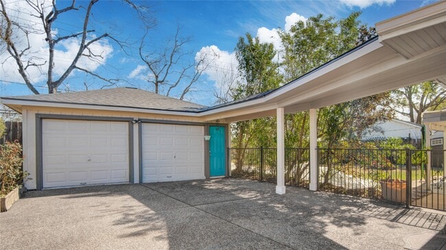 Building Photo - 10303 Greenwillow Dr