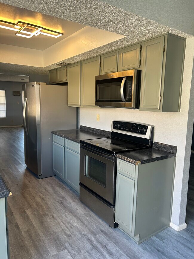 Building Photo - 1315 White Rock Dr