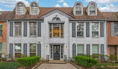 Building Photo - 482 N Post Oak Ln