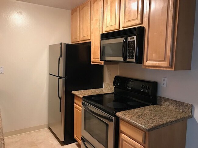 Building Photo - Updated 2 bedroom condo-downtown Walnut Cr...