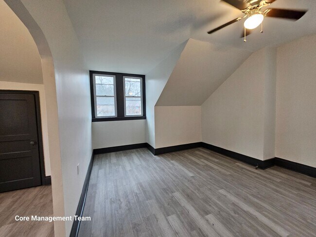 Building Photo - Newly updates 3 bedroom 1 bath apartment f...