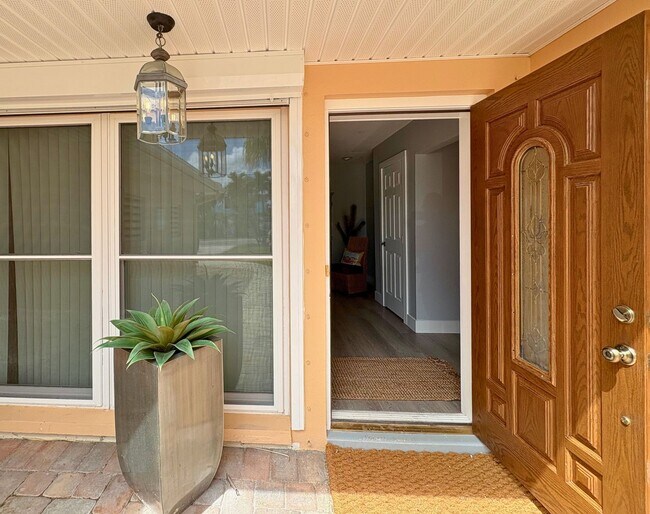 Building Photo - 10128 Yacht Club Dr